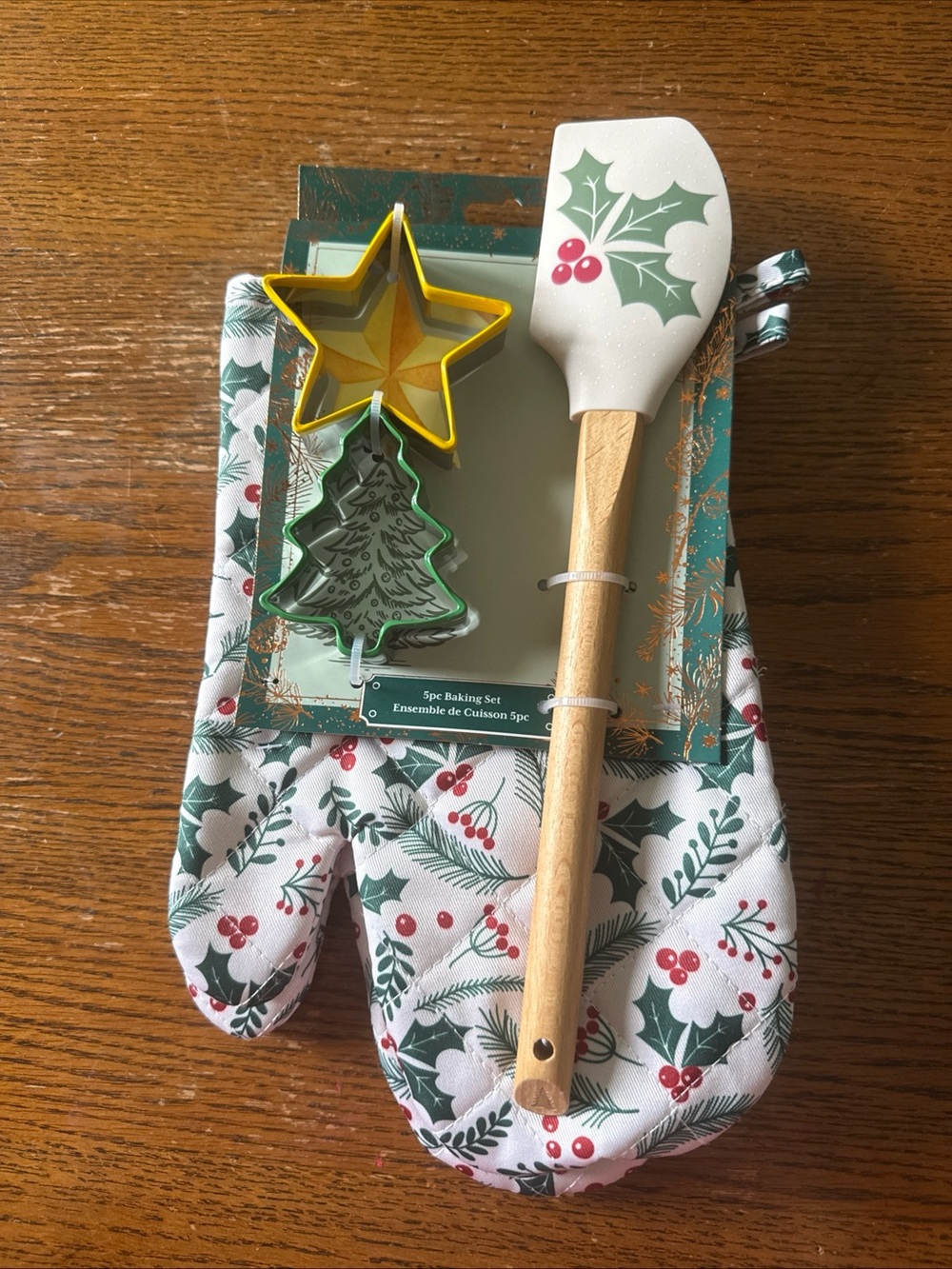 Holiday 5 piece BAKING 2 LARGE OVEN MITTs Spatula 2 cookie cutters. New